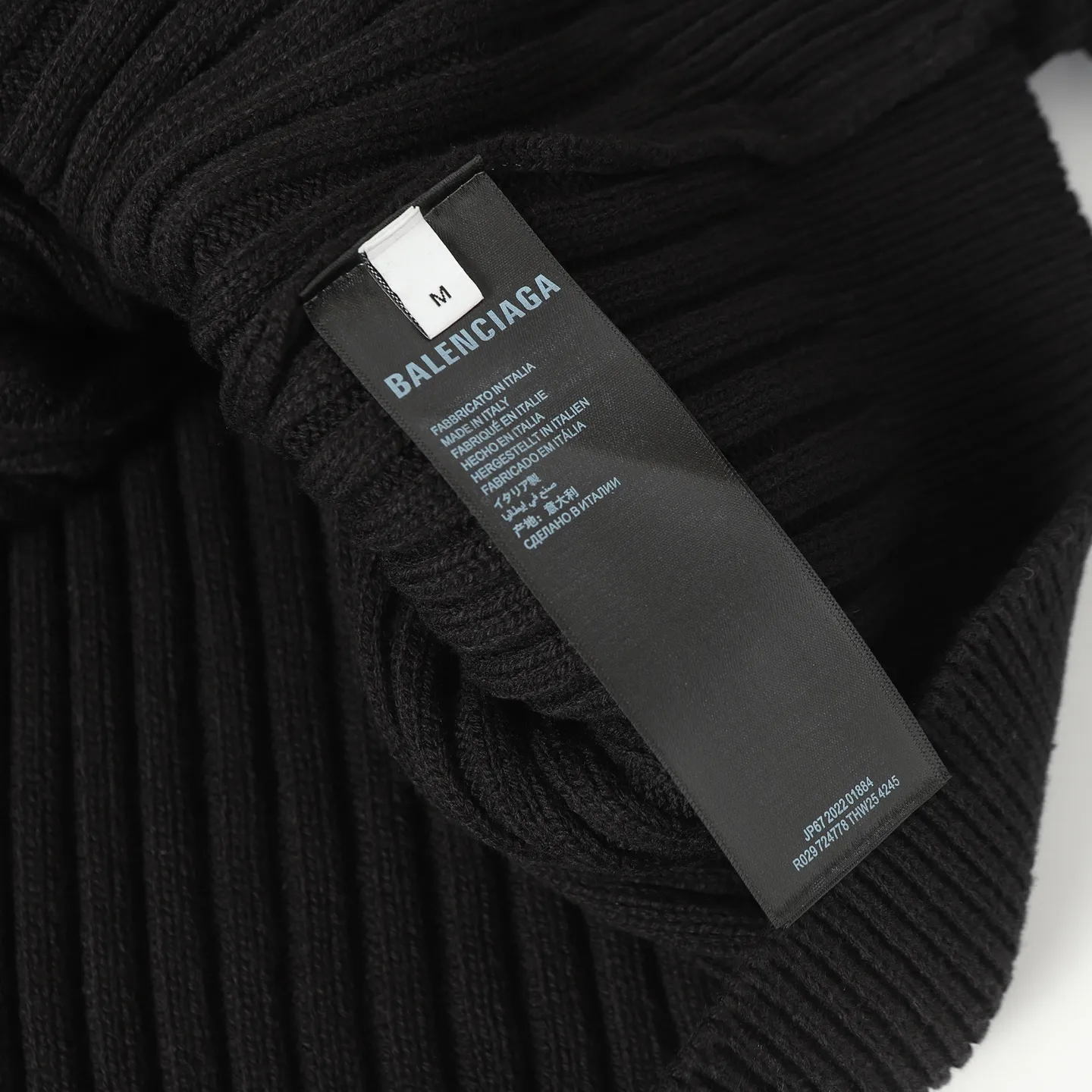 [Higher version] BLCG 25FW high-neck half-zip sweater with armbands. The core craftsmanship of this single product lies in the cross-border fusion of high-tech lamination and traditional knitting. The foundation of ready-made garments is made of high-elastic rough pit knitting, which achieves strong three-dimensional texture and excellent elasticity through thick gauge and special yarns. The elastic characteristics are mainly characterized by high Rebound, multi-directional extension and excellent recovery. Relying on the natural structural stretch of the rough ribbed structure and combining it with high-elastic yarns, it has high stretchability in both the longitudinal and transverse directions (up to 6-10cm). It has no sense of restraint when moving, and can quickly return to its original shape, resist wrinkles, maintain shape, and avoid sagging. The iconic Black polyurethane strip is precisely sewn to fit the uneven knitted surface. At the same time, the elasticity of the underlying knitted structure must not be damaged, and the luster and toughness of the strip itself should be maintained, integrating the decorative strip and functional structure into one. Size:S/M/L